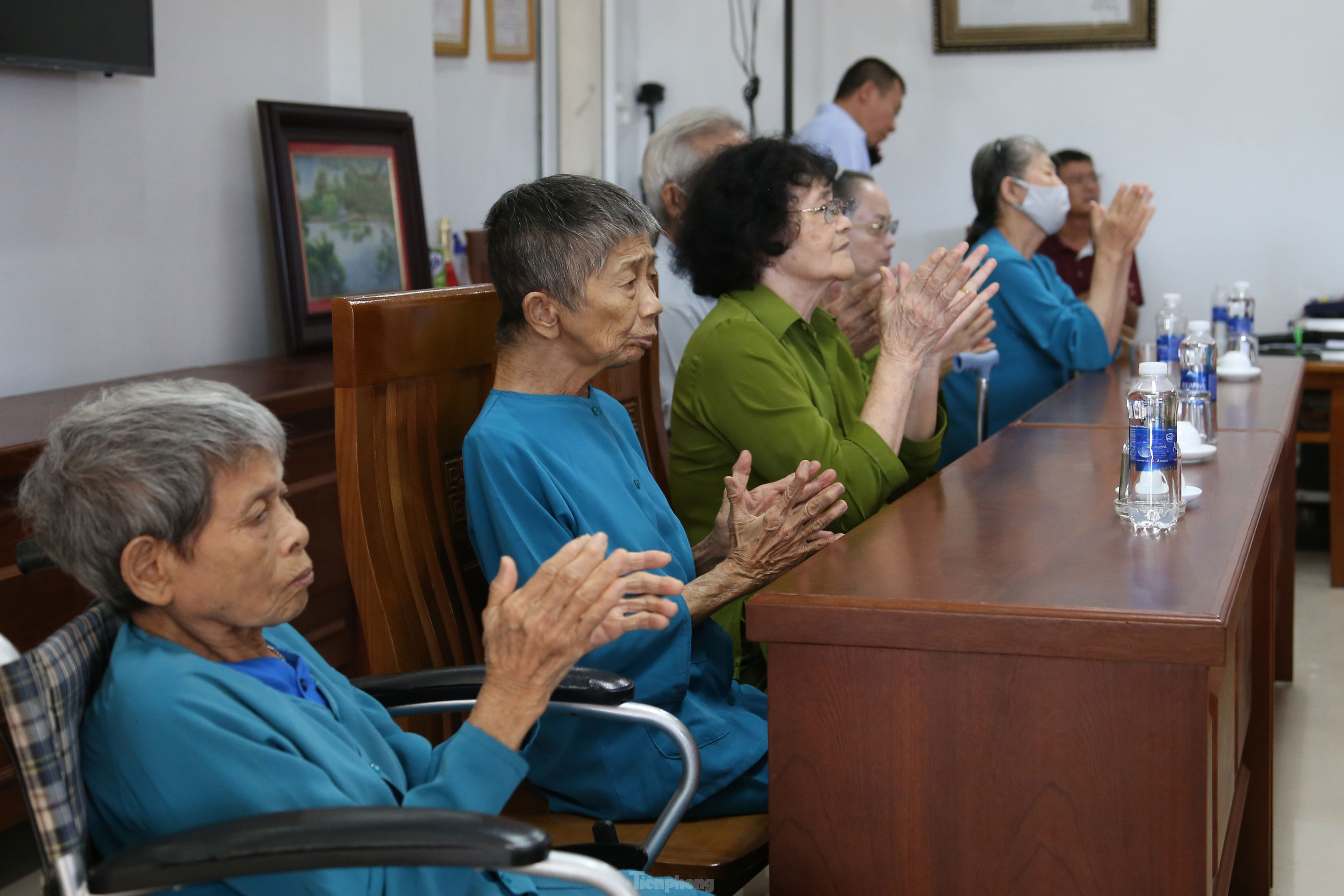 Công ty CP Him Lam và Báo Tiền Phong thăm, tặng quà người có công cách mạng tại Đà Nẵng