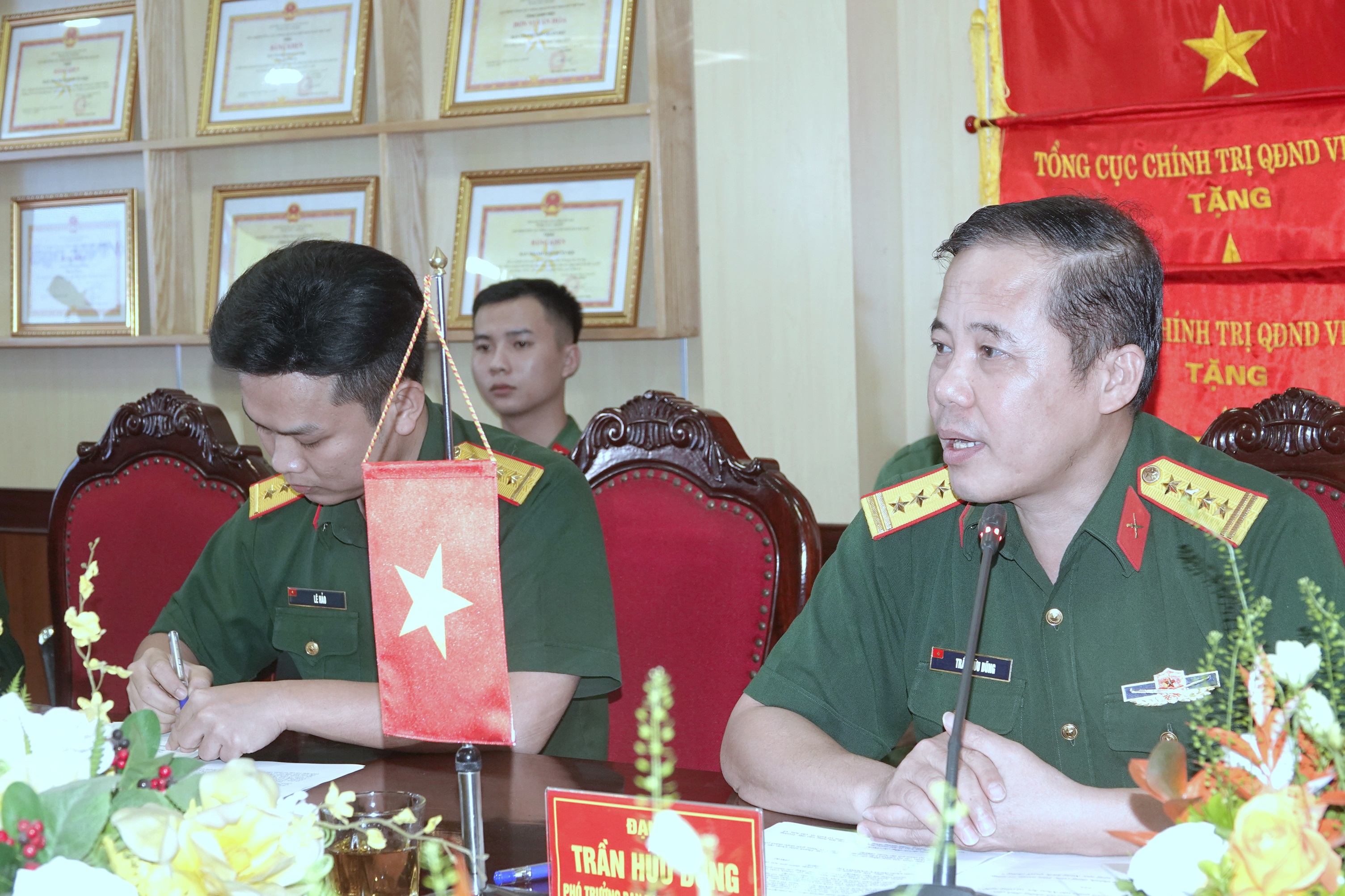 Sĩ quan Quân đội Việt - Lào tọa đàm nghiệp vụ công tác thanh niên