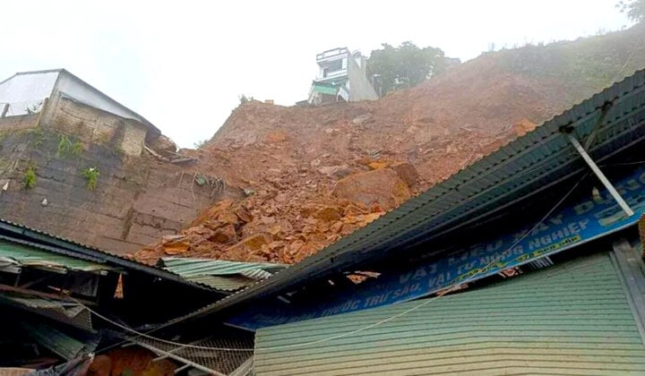 Thêm vụ sạt lở ở Hà Giang, kho chứa vật liệu xây dựng bị đè bẹp