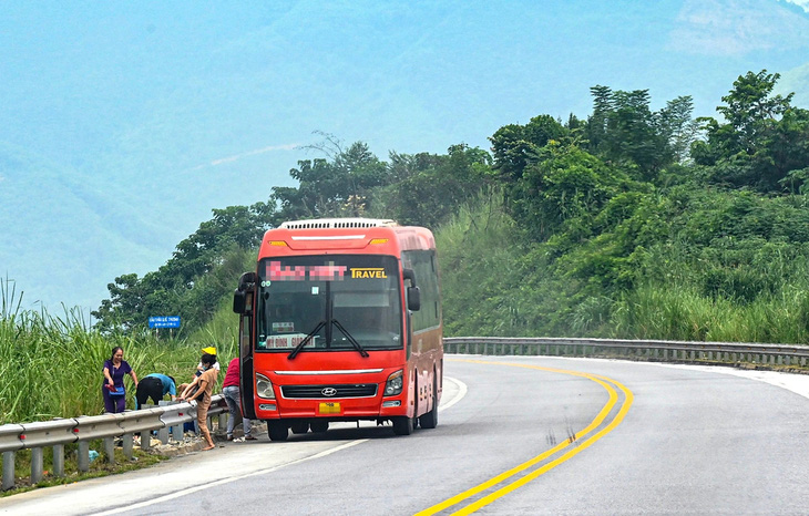 Những tai nạn thương tâm từ thói quen đường làng trên cao tốc