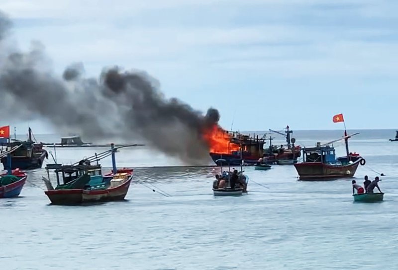 Tàu cá ở Khánh Hòa cháy khi đang đậu gần bờ