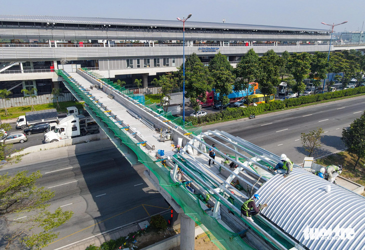 Sắp hoàn thành 9 cầu đi bộ kết nối tuyến metro số 1