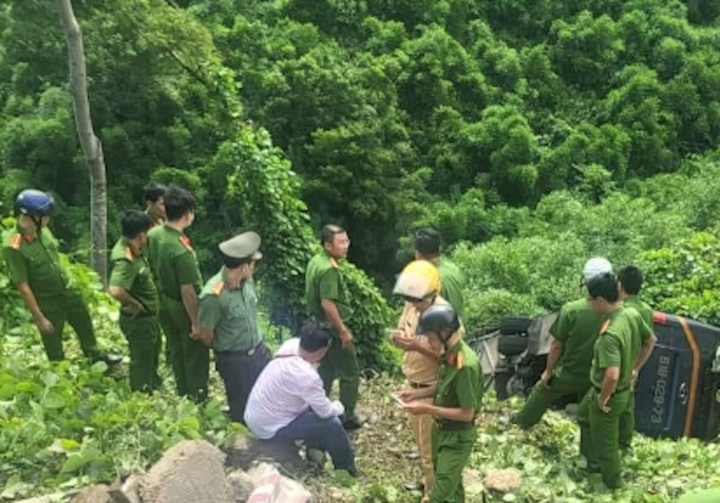 Đắk Nông: Xe khách chở 48 người lao xuống vực, nhiều người bị thương