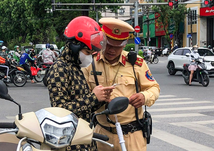 Hà Nội: Người vi phạm giao thông bị thu giấy tờ qua app VNeID
