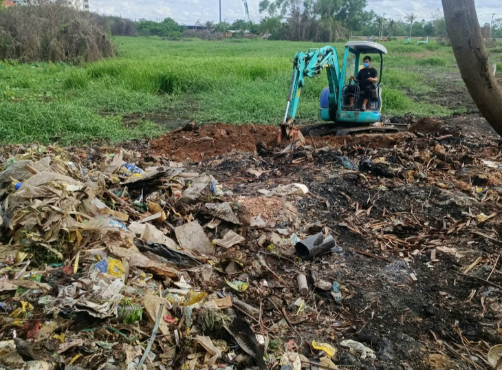 Đã thu gom 3,3 tấn rác tại nơi ngập rác y tế ở quận Bình Tân