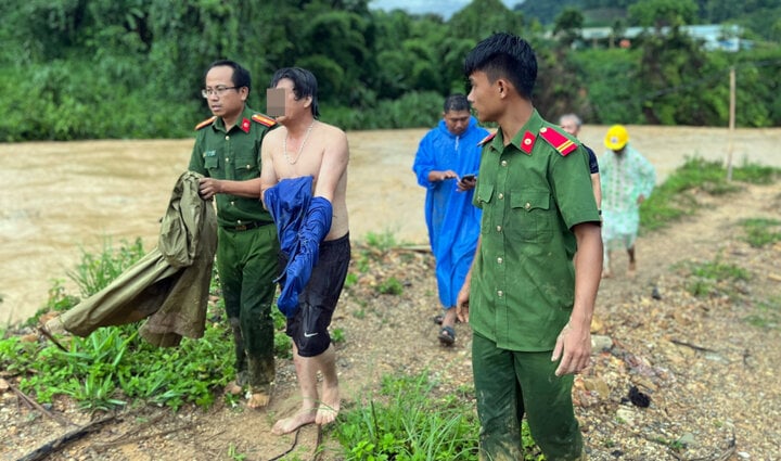 Công an ở Quảng Nam lao mình xuống dòng nước chảy xiết cứu người