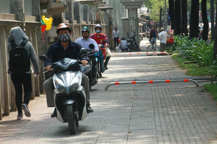 Xe máy đi trên vỉa hè bị phạt bao nhiêu tiền?