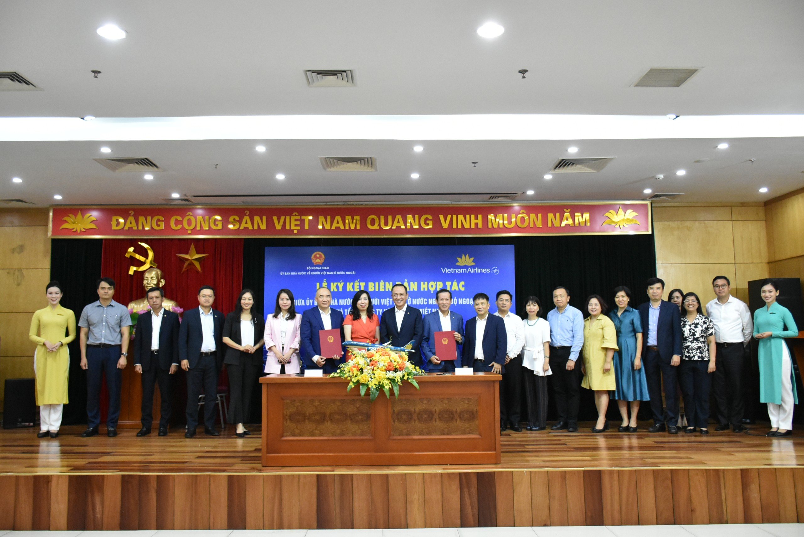 Hỗ trợ vé máy bay cho kiều bào về dự Hội nghị người Việt Nam ở nước ngoài toàn thế giới lần thứ 4