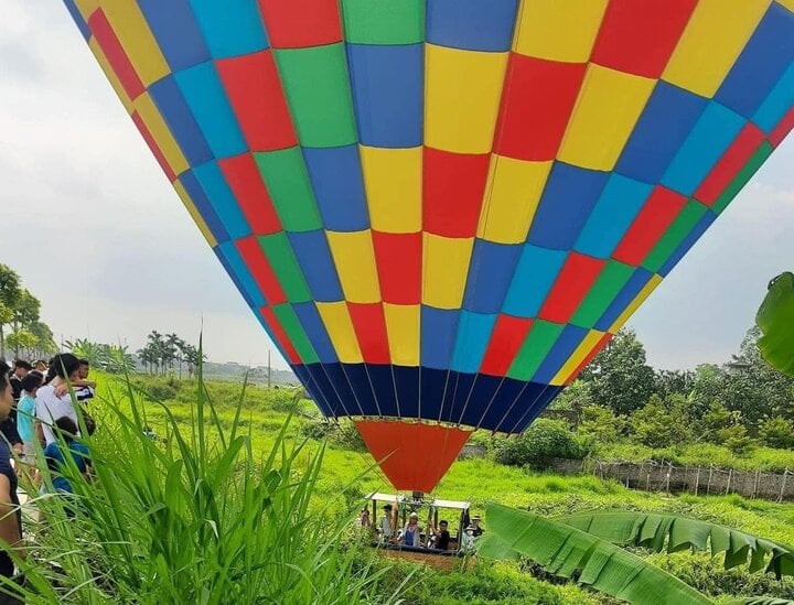 Khinh khí cầu chở 9 người đáp xuống ruộng lúa ở Hà Nội