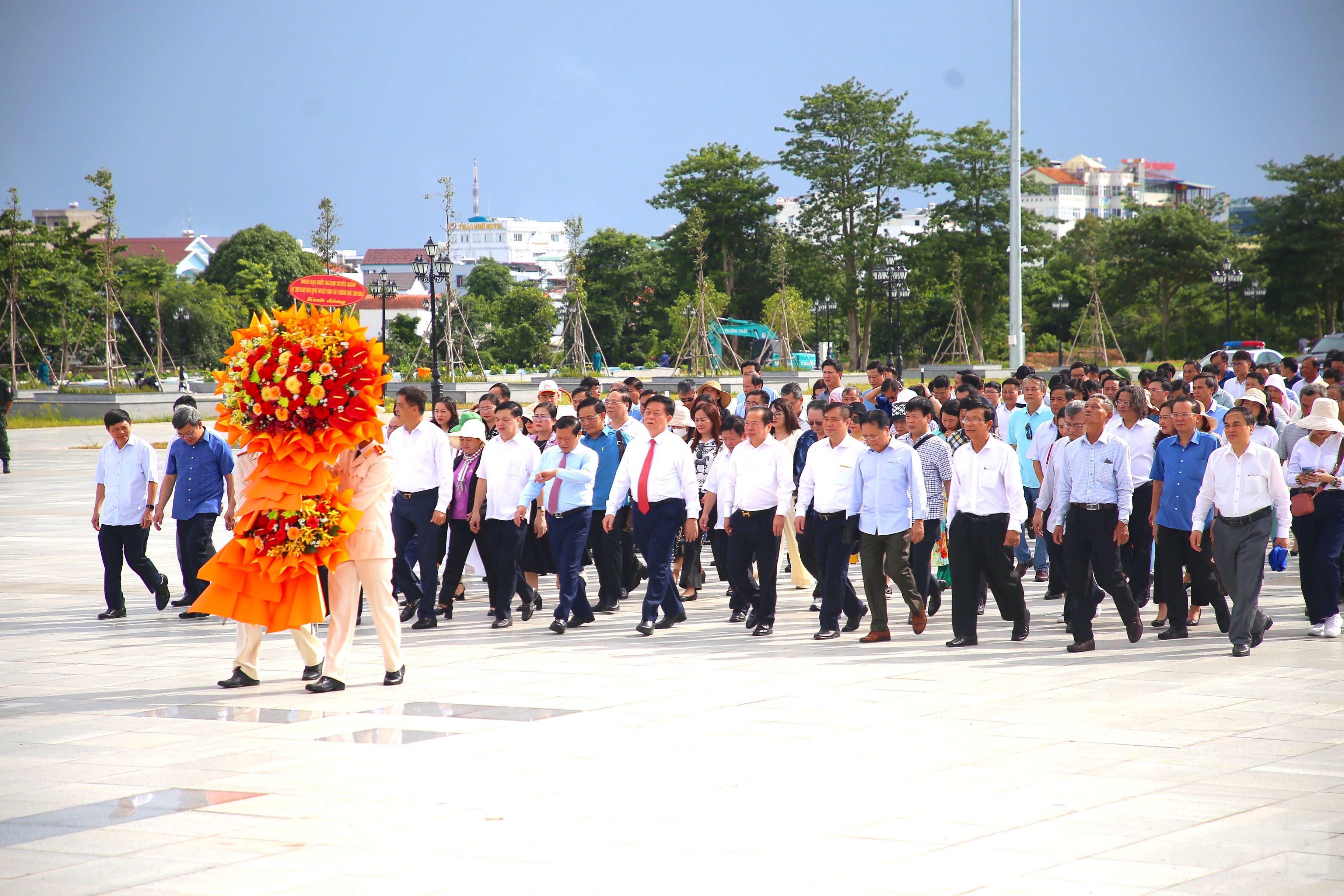 Trưởng Ban Tuyên giáo Trung ương dâng hương tại tượng đài Bác Hồ, đền thờ liệt sĩ ở Phú Quốc