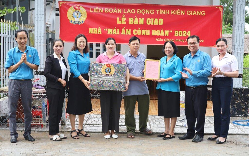 Bàn giao nhà Mái ấm Công đoàn ở huyện vùng sâu Kiên Giang