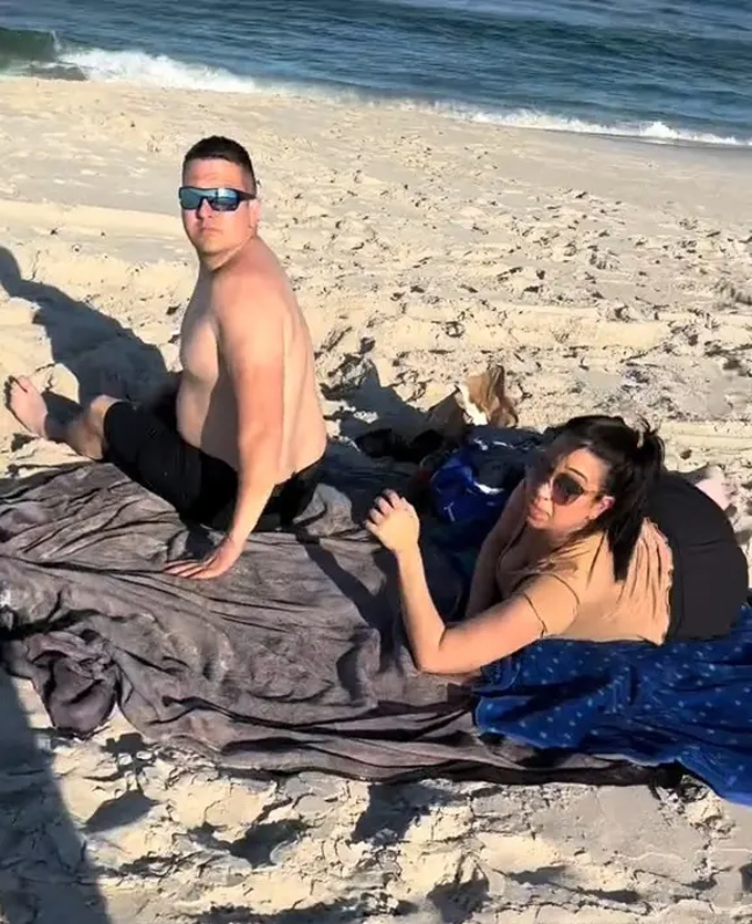 Vợ bầu sắp đẻ bắt quả tang chồng ngoại tình trên bãi biển