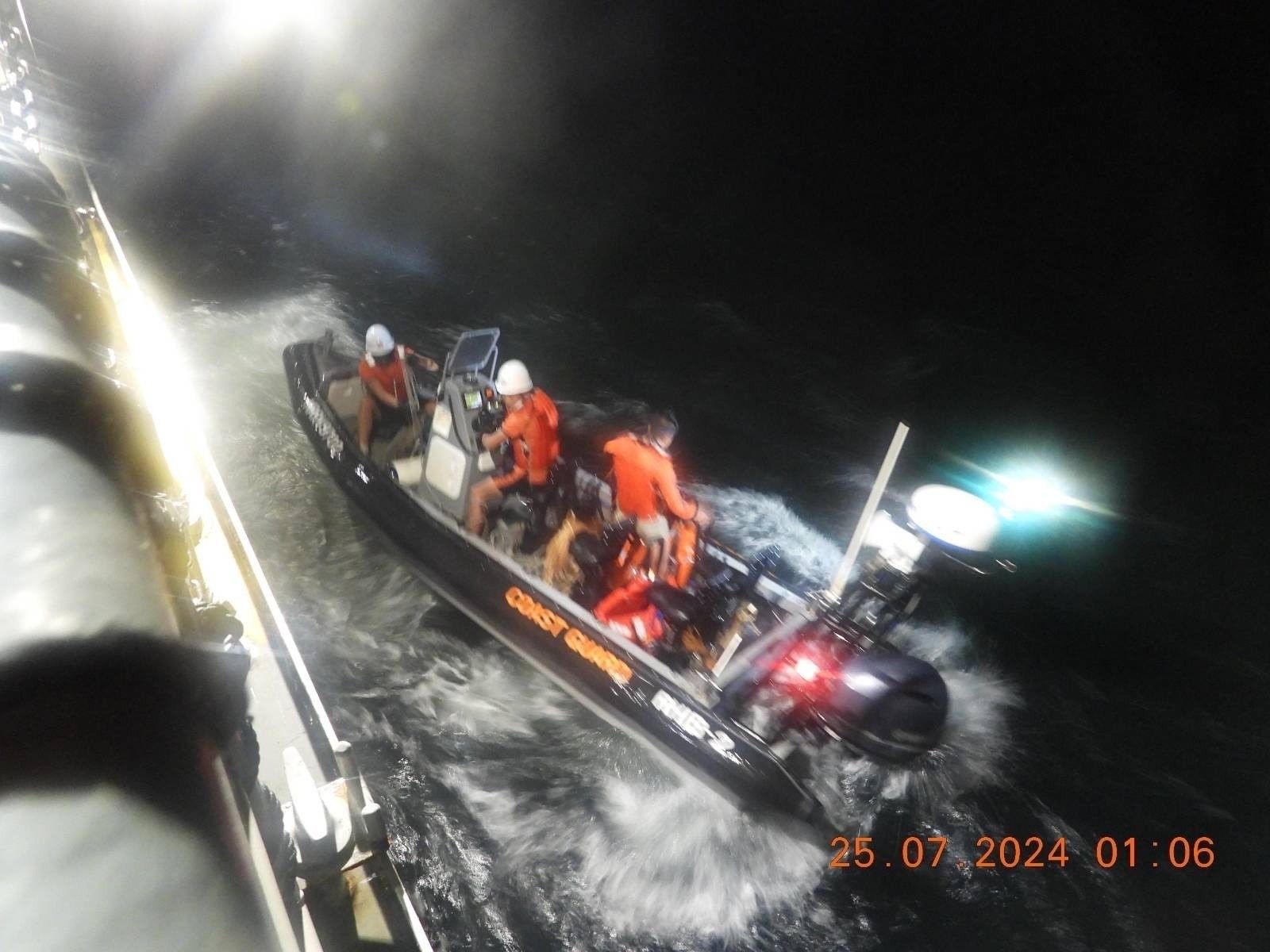 Vụ chìm tàu Philippines ở Vịnh Manila: Vết dầu loang lan rộng, một thủy thủ đoàn thiệt mạng