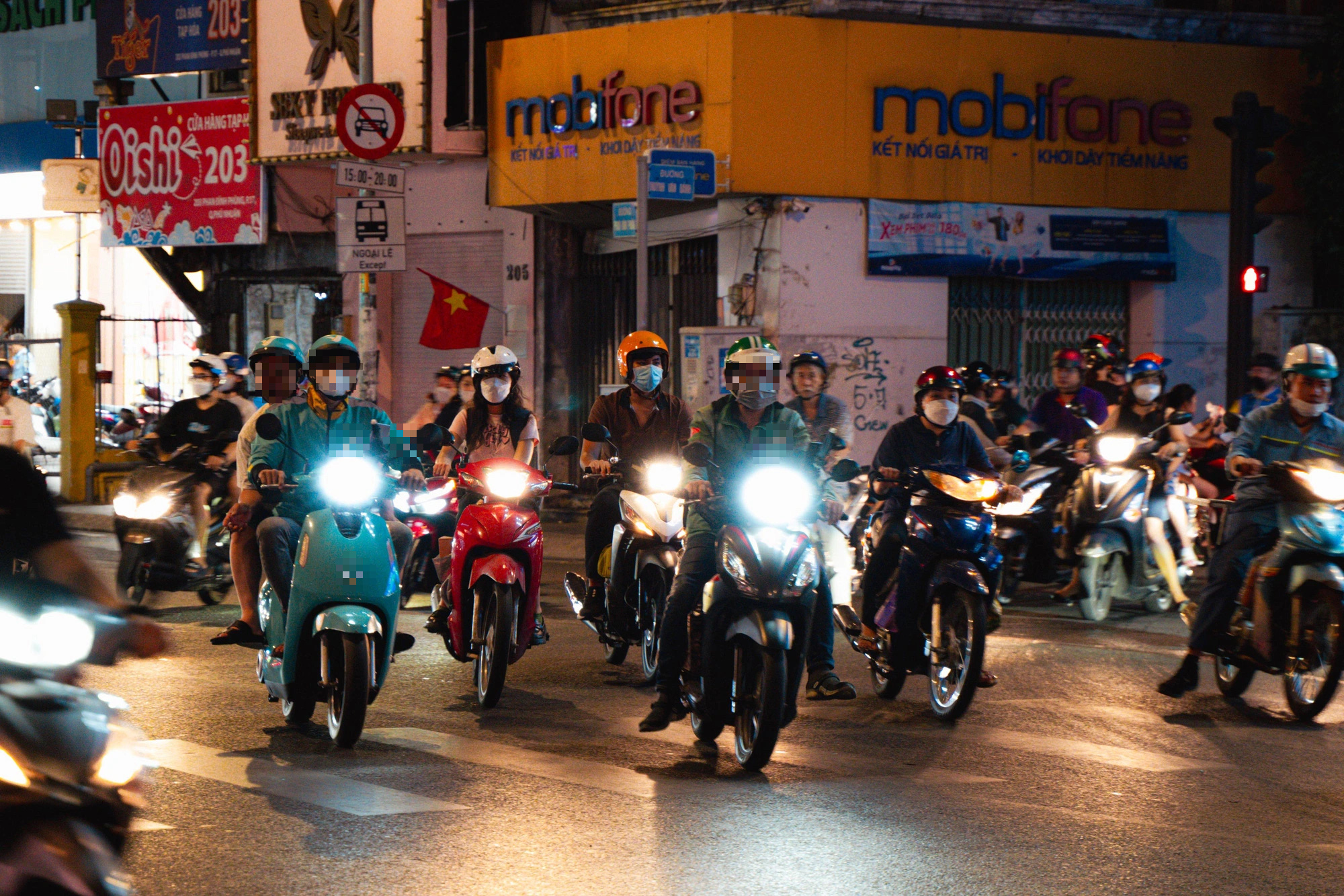 Tin tức sáng 28-7: Khung giờ bắt buộc bật đèn xe theo luật mới; Giá nhà liền thổ ở Hà Nội tăng mạnh