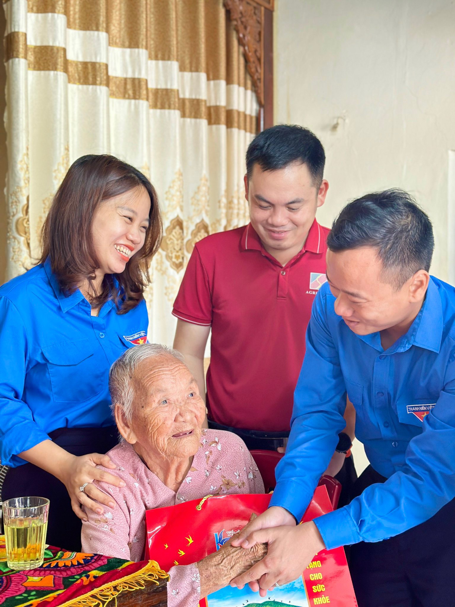 Tuổi trẻ Quảng Trị thăm, tặng quà Mẹ Việt Nam anh hùng