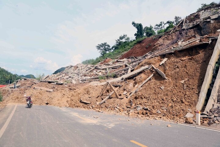 Sạt lở khiến hàng nghìn m3 đất đổ xuống đường tránh Quốc lộ 6 ở Sơn La
