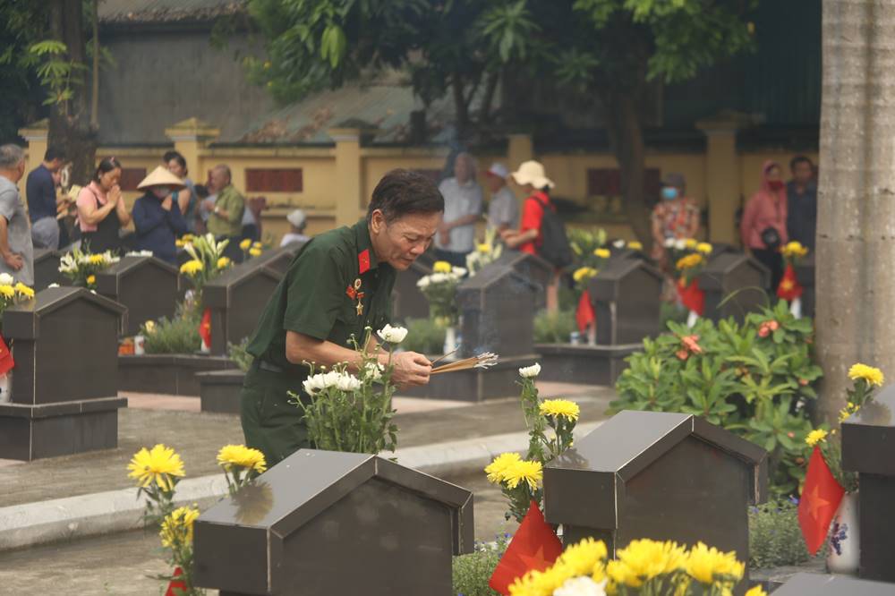 Tưởng niệm liệt sĩ Vị Xuyên tại nghĩa trang Ngọc Hồi ngày 27.7