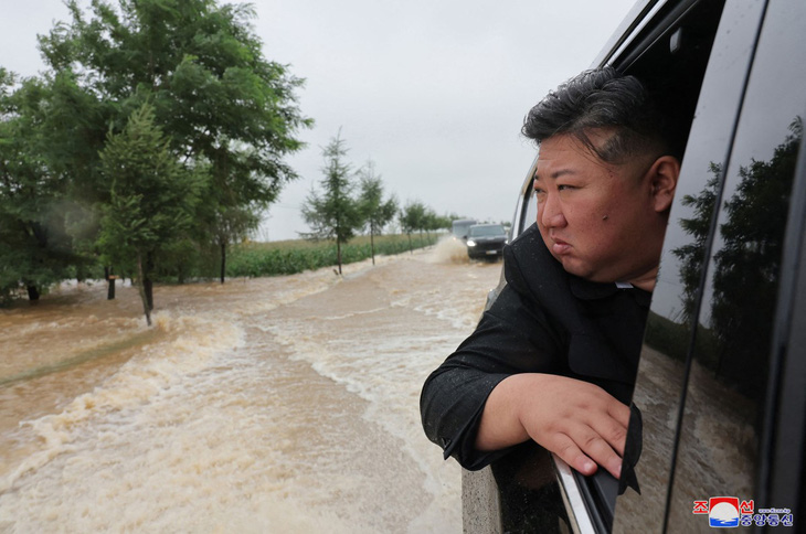 Ông Kim Jung Un thị sát huy động trực thăng quân sự cứu hộ lũ lụt