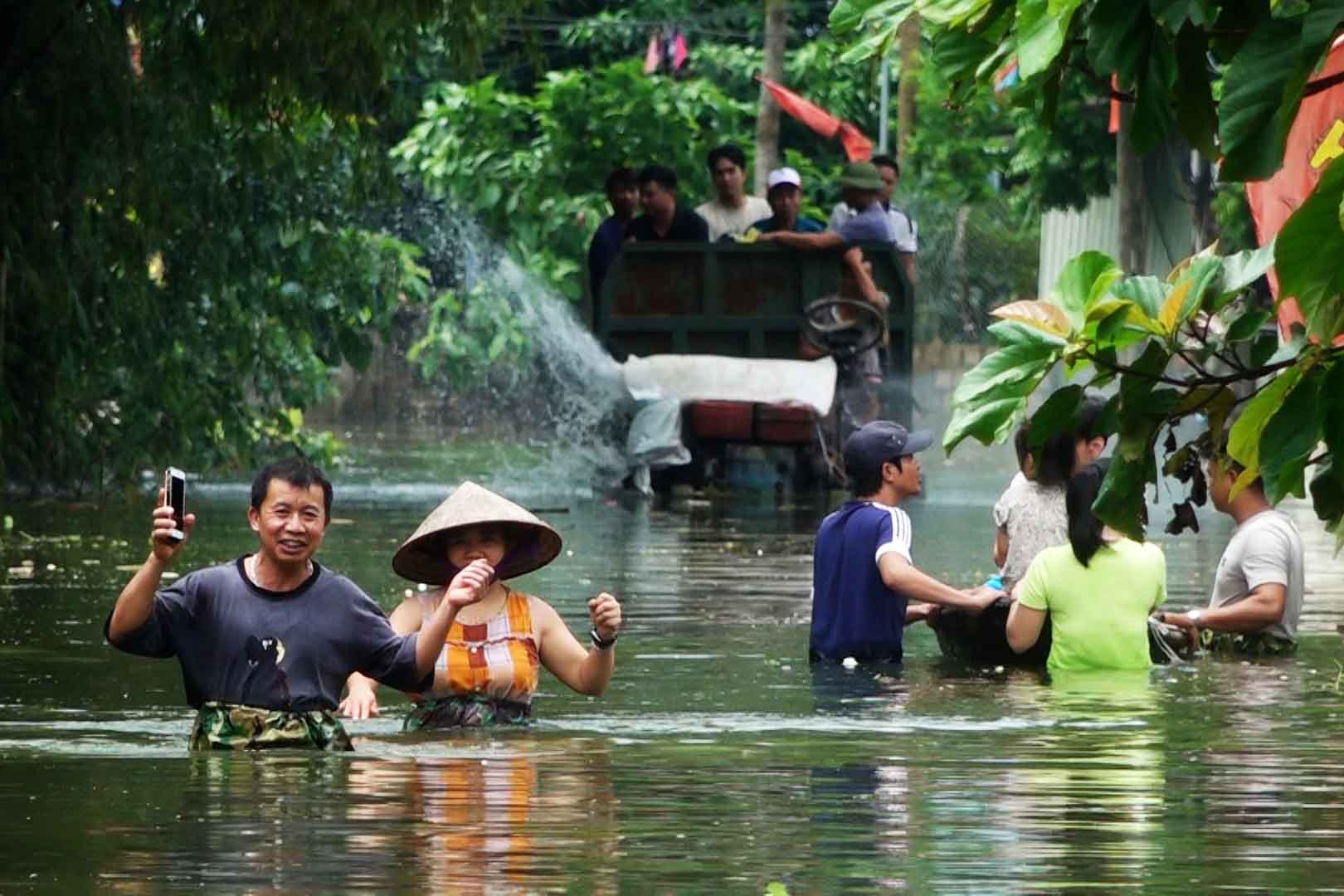 Người dân Hà Nội bì bõm trong nước lũ nhiều ngày