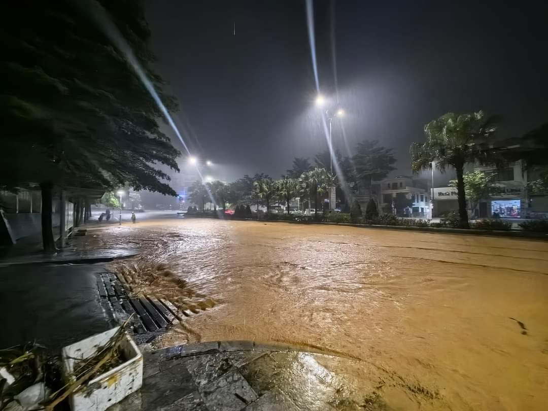 Hạ Long mưa lớn, nhiều khu dân cư ngập lụt, sạt lở đất