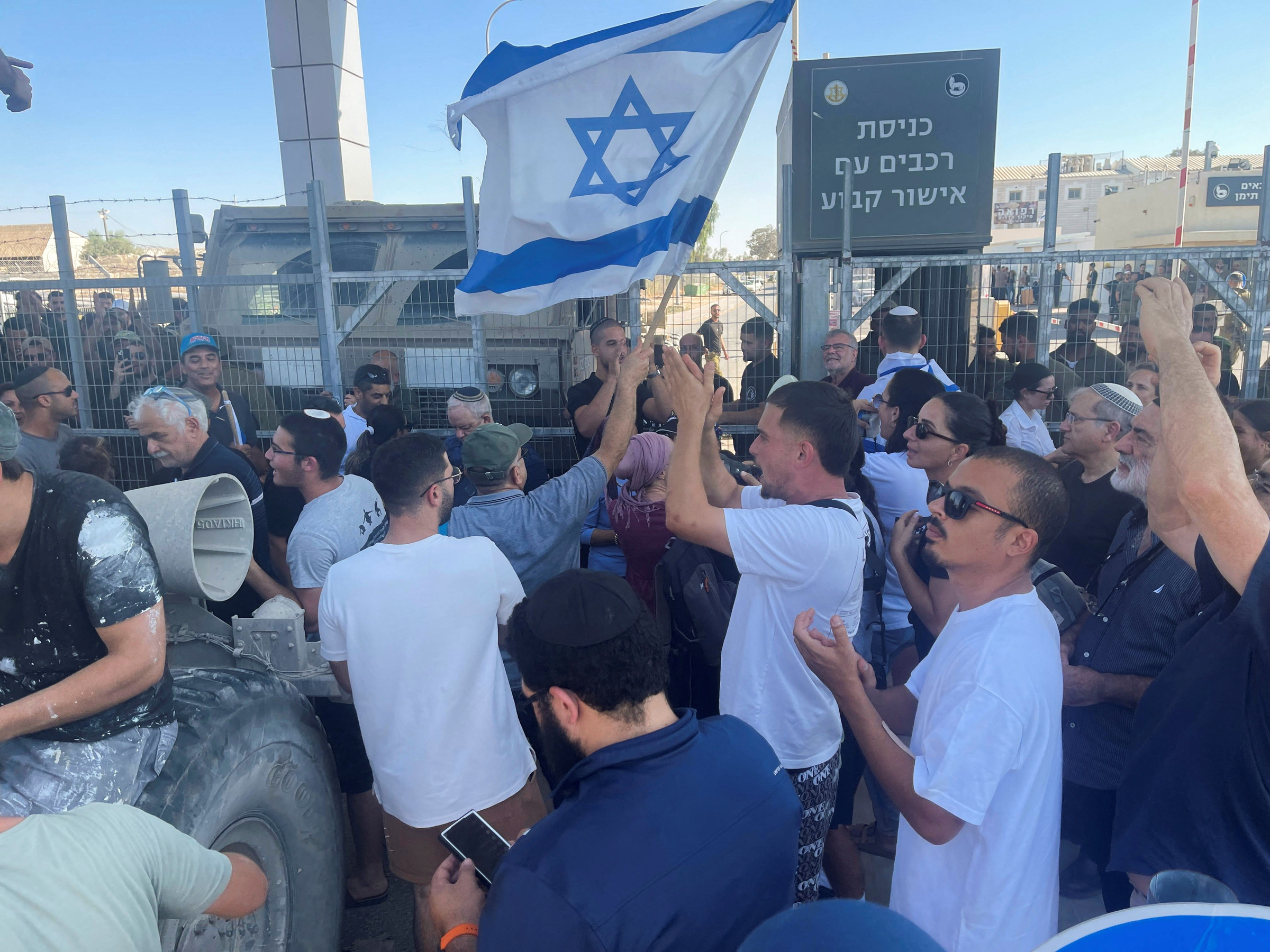 Người biểu tình Israel tràn vào căn cứ phản đối quân cảnh bắt binh sĩ