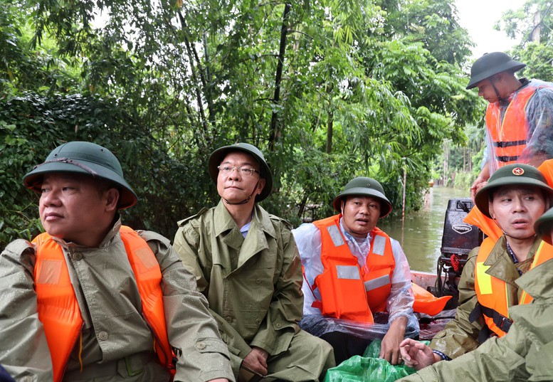 Phó Thủ tướng Lê Thành Long đi xuồng máy kiểm tra vùng ngập lũ ở Hà Nội