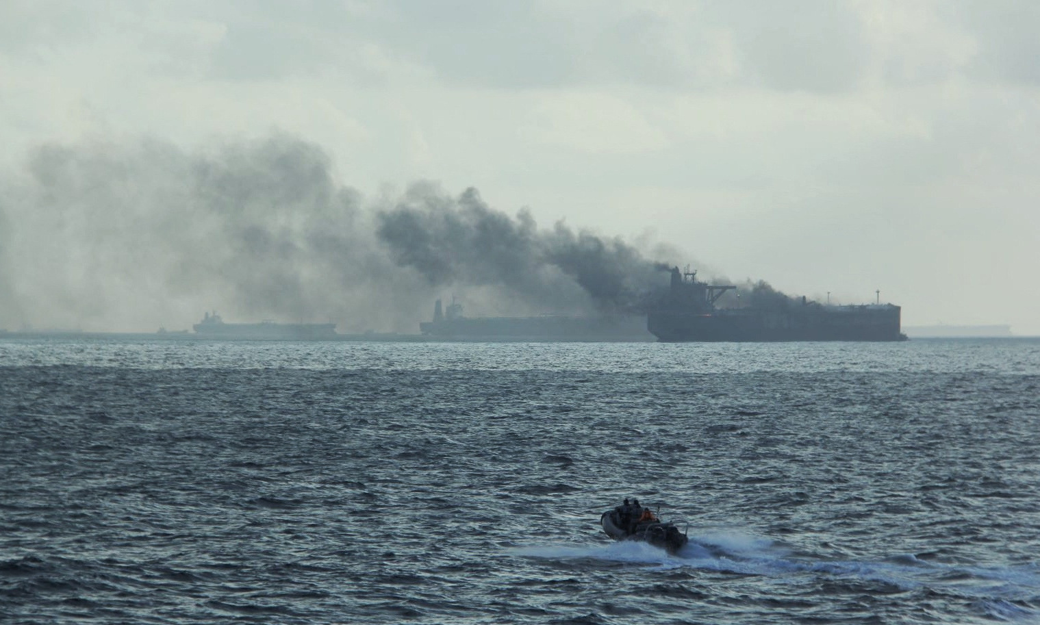 Tàu dầu va chạm, bốc cháy ngoài khơi Singapore