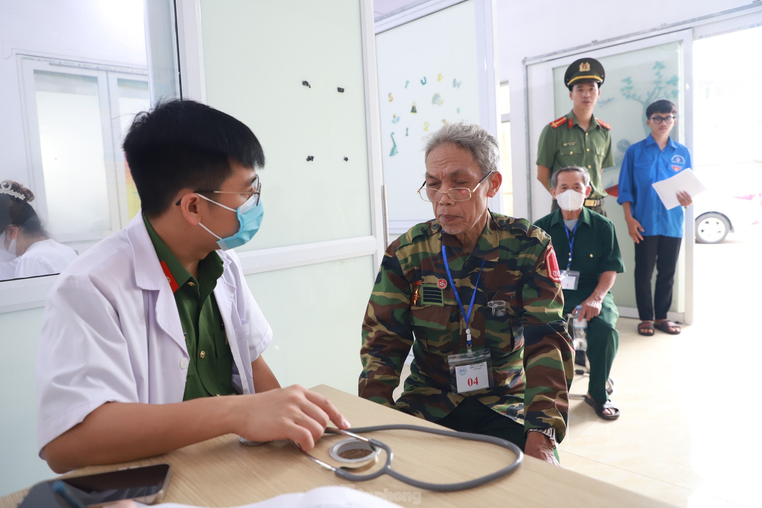Tuổi trẻ công an Bắc Giang khám chữa bệnh miễn phí thương bệnh binh