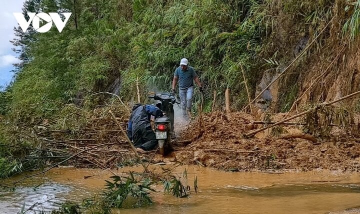 Mưa lớn gây ách tắc quốc lộ 32 hướng đi Mù Cang Chải, Yên Bái