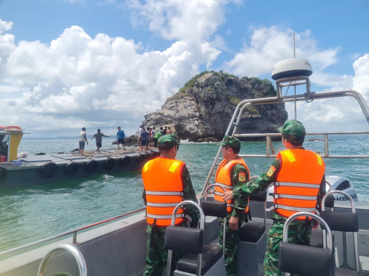 Biên phòng Quảng Ninh cứu thành công 7 thuyền viên gặp nạn trên biển