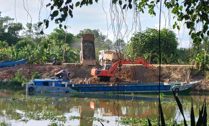 Bùn đất nạo vét ở Long An biến mất: 'chưa xử lý vì chưa biết vi phạm quy định nào'